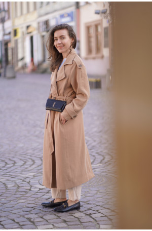 Klasyczny długi trencz - raglanowy fason z paskiem