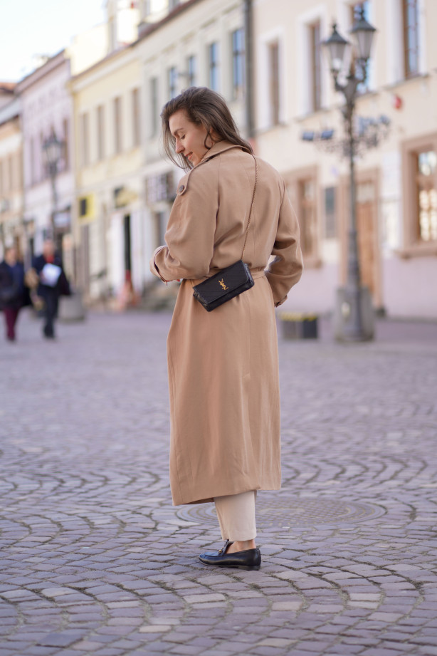 Klasyczny długi trencz - raglanowy fason z paskiem