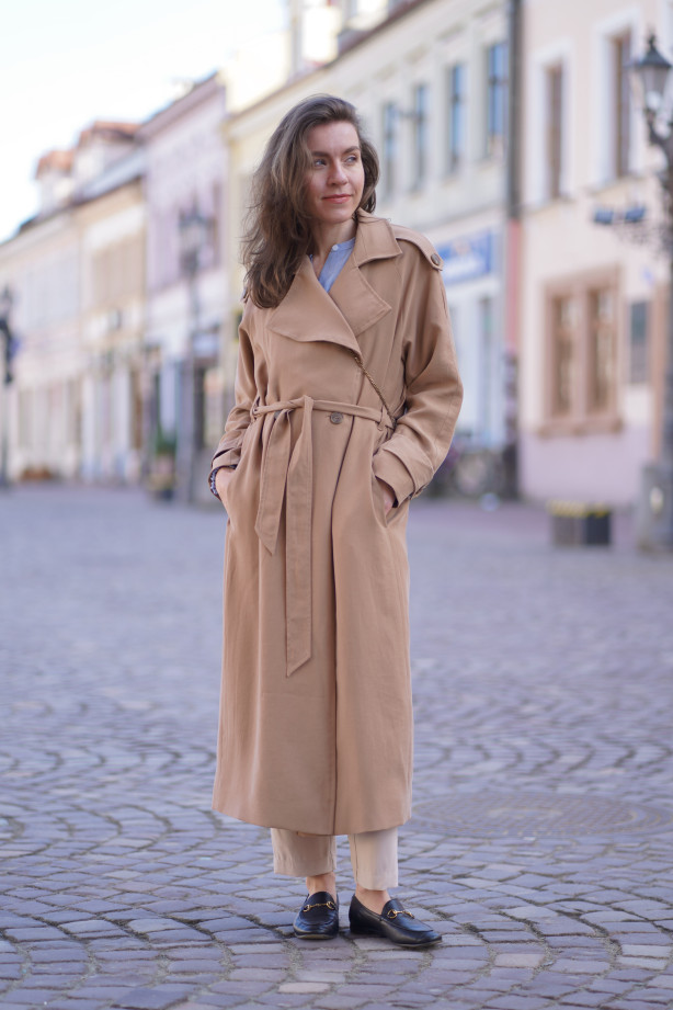 Klasyczny długi trencz - raglanowy fason z paskiem