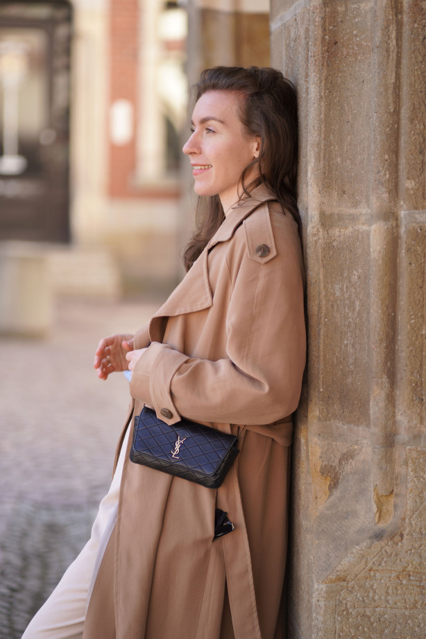 Klasyczny długi trencz - raglanowy fason z paskiem