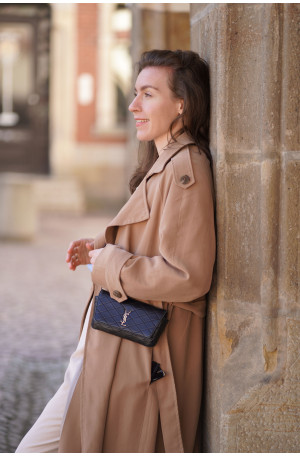 Klasyczny długi trencz - raglanowy fason z paskiem