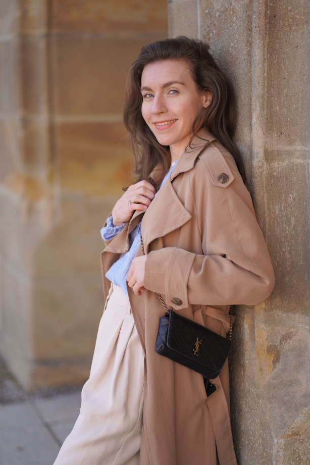 Klasyczny długi trencz - raglanowy fason z paskiem