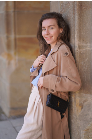 Klasyczny długi trencz - raglanowy fason z paskiem