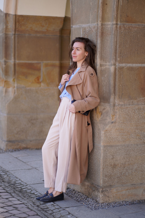 Klasyczny długi trencz - raglanowy fason z paskiem