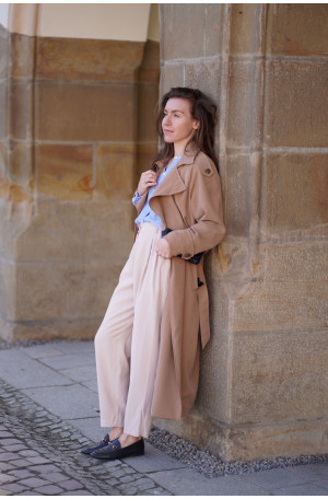 Klasyczny długi trencz - raglanowy fason z paskiem