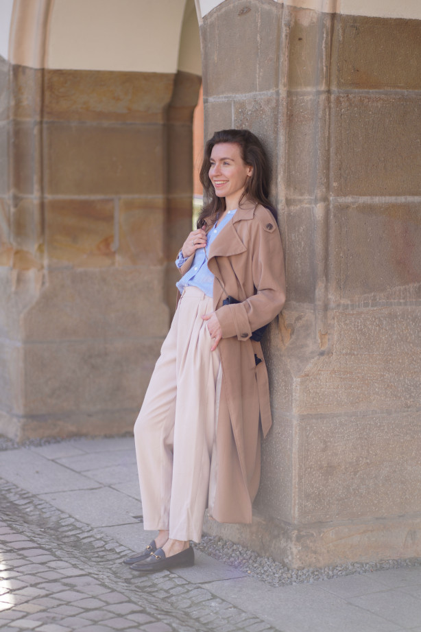 Klasyczny długi trencz - raglanowy fason z paskiem