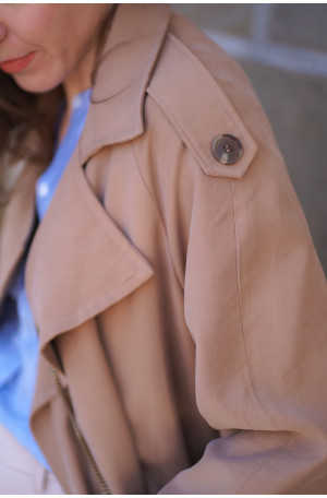 Klasyczny długi trencz - raglanowy fason z paskiem