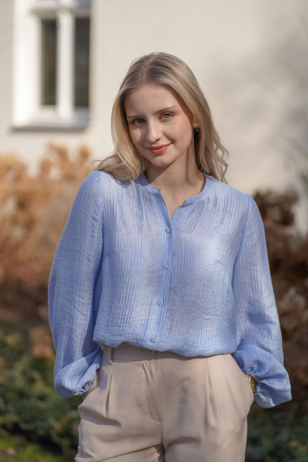 Koszula z bufiastymi rękawami - lejąca tkanina z gofrowaną fakturą