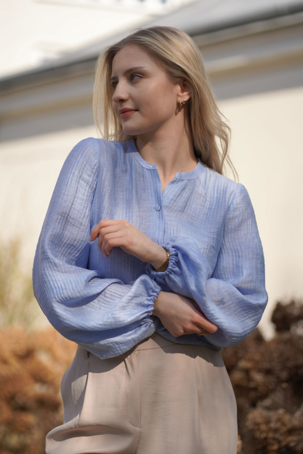 Koszula z bufiastymi rękawami - lejąca tkanina z gofrowaną fakturą