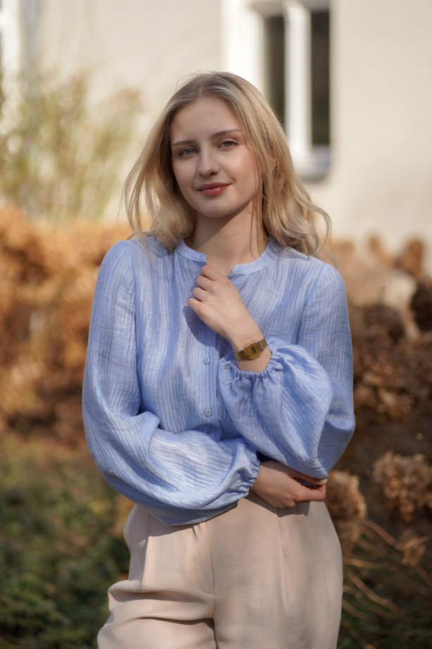 Koszula z bufiastymi rękawami - lejąca tkanina z gofrowaną fakturą