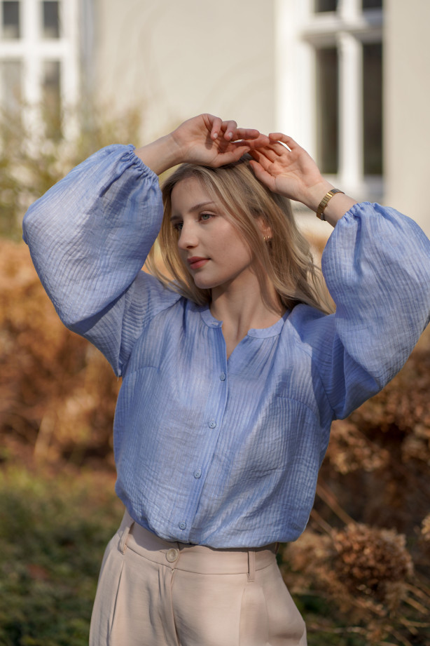 Koszula z bufiastymi rękawami - lejąca tkanina z gofrowaną fakturą