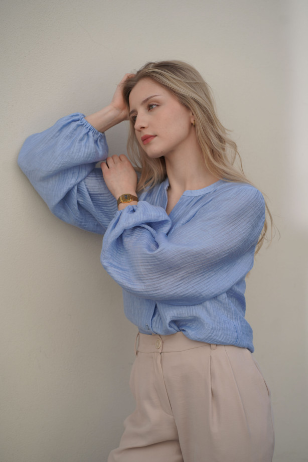 Koszula z bufiastymi rękawami - lejąca tkanina z gofrowaną fakturą