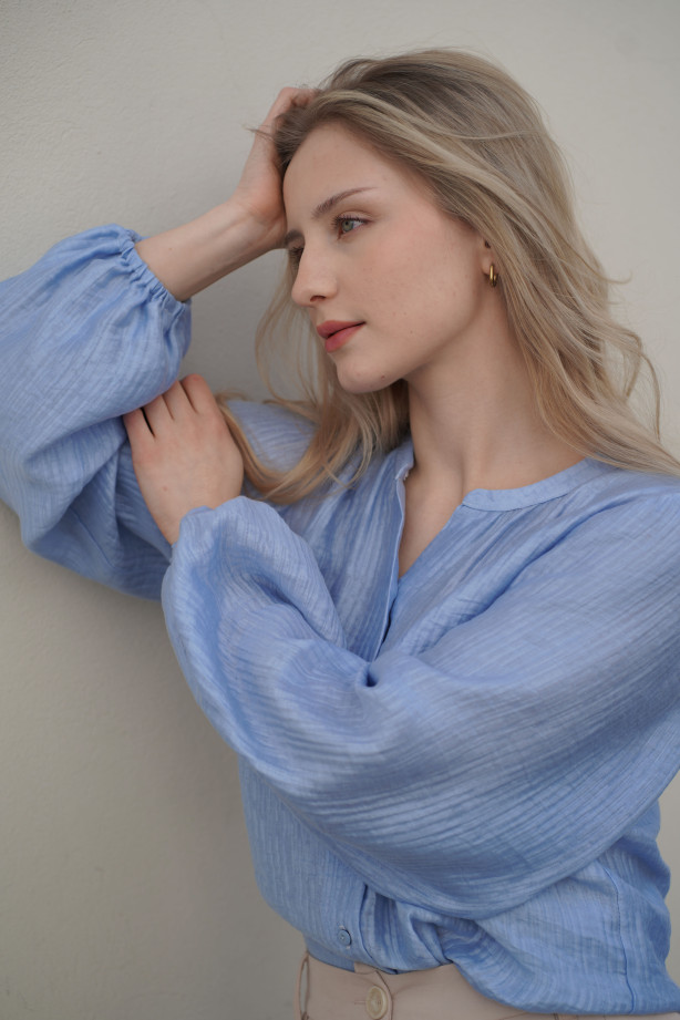 Koszula z bufiastymi rękawami - lejąca tkanina z gofrowaną fakturą