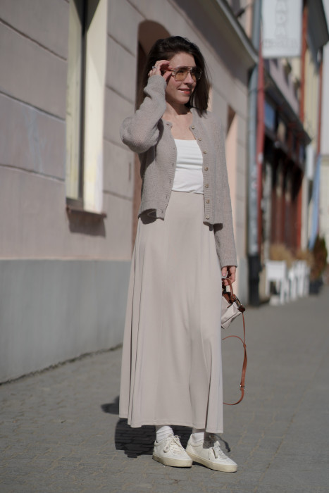 Długa dzianinowa spódnica - 4 kliny, lejący materiał przypominający cupro