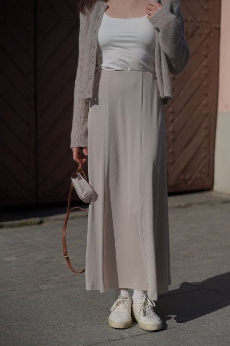 Długa dzianinowa spódnica - 4 kliny, lejący materiał przypominający cupro 2