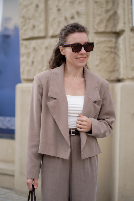 Krótki żakiet jednorzędowy - poduszki na ramionach, elegancki