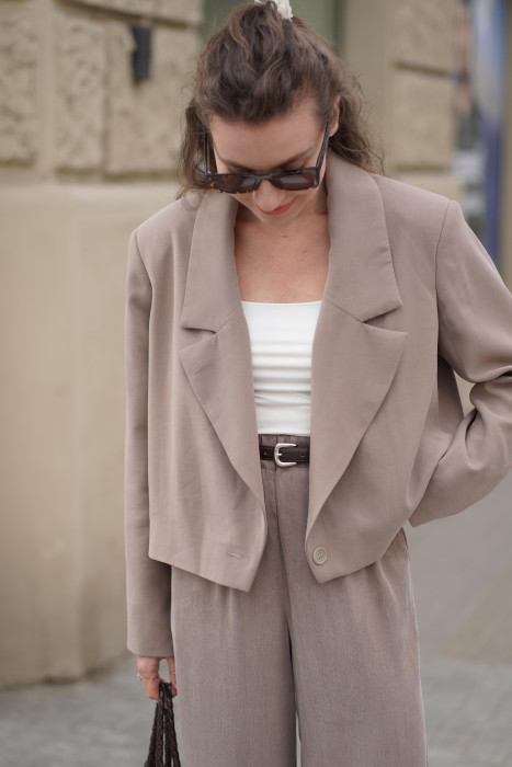 Krótki żakiet jednorzędowy - poduszki na ramionach, elegancki 2