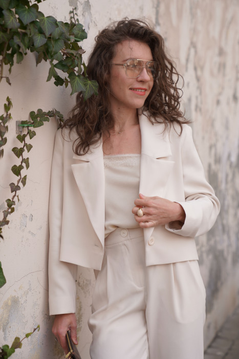 Krótki żakiet jednorzędowy - poduszki na ramionach, elegancki