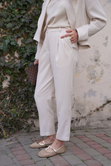 Klasyczne cygaretki - krótsza nogawka, zaszewki i kieszenie