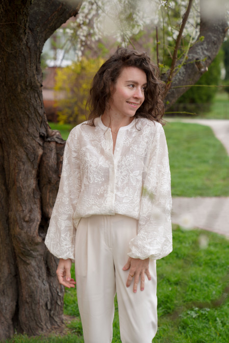 Koszula z bufiastymi rękawami - lejąca tkanina z haftowanymi kwiatami