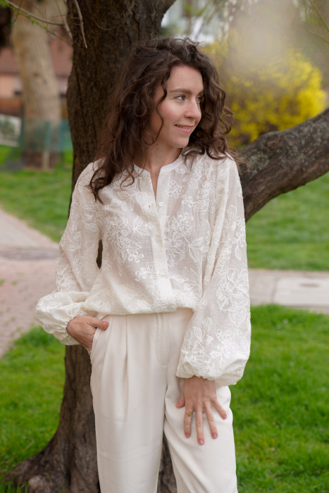 Koszula z bufiastymi rękawami - lejąca tkanina z haftowanymi kwiatami