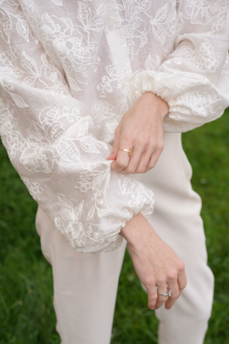 Koszula z bufiastymi rękawami - lejąca tkanina z haftowanymi kwiatami 2