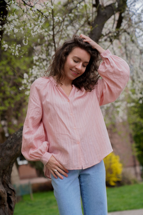 Koszula raglanowa z bufiastymi rękawami - pudrowy róż żakard