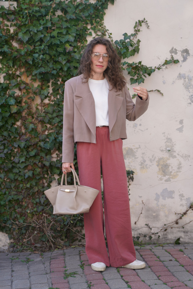 Spodnie Moris Dusty Rose - proste, z gumą w pasie i kieszeniami