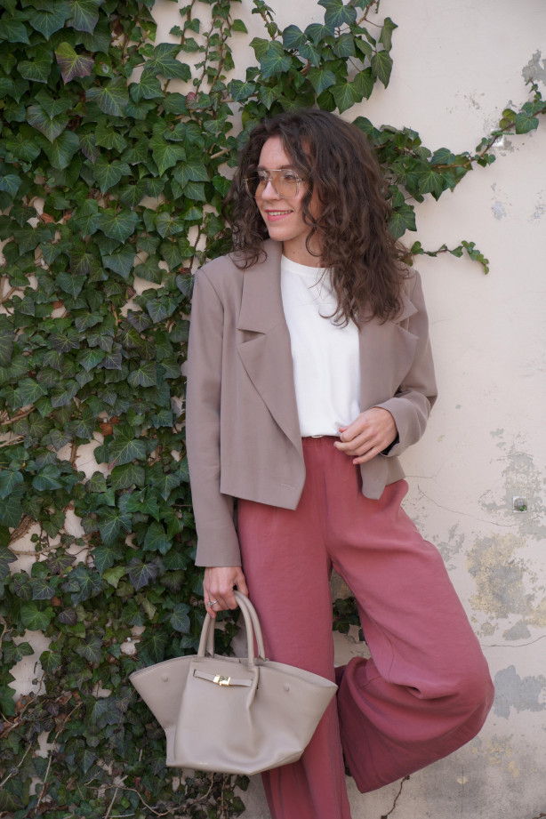 Spodnie Moris Dusty Rose - proste, z gumą w pasie i kieszeniami