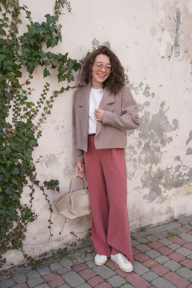 Spodnie Moris Dusty Rose - proste, z gumą w pasie i kieszeniami