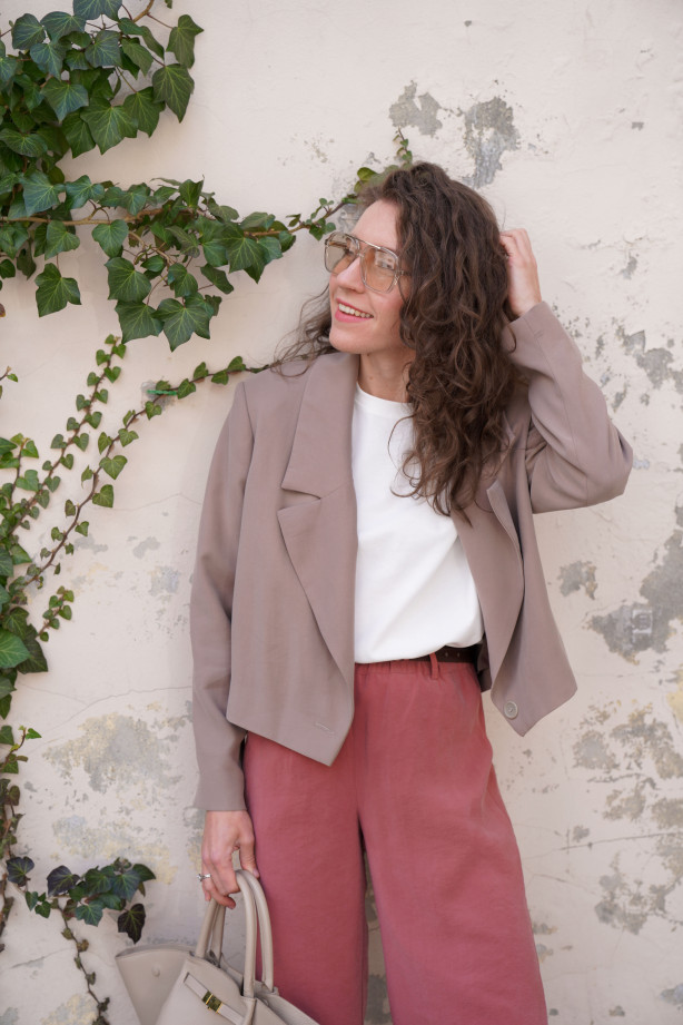 Spodnie Moris Dusty Rose - proste, z gumą w pasie i kieszeniami