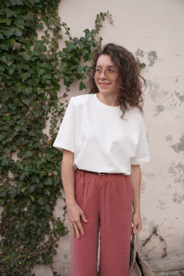 Czekoladowy t-shirt oversize - pudełkowy fason z poduszkami