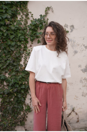 Czekoladowy t-shirt oversize - pudełkowy fason z poduszkami