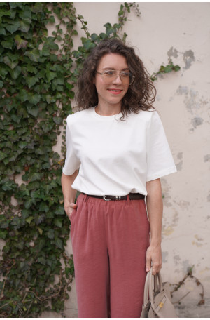 Czekoladowy t-shirt oversize - pudełkowy fason z poduszkami