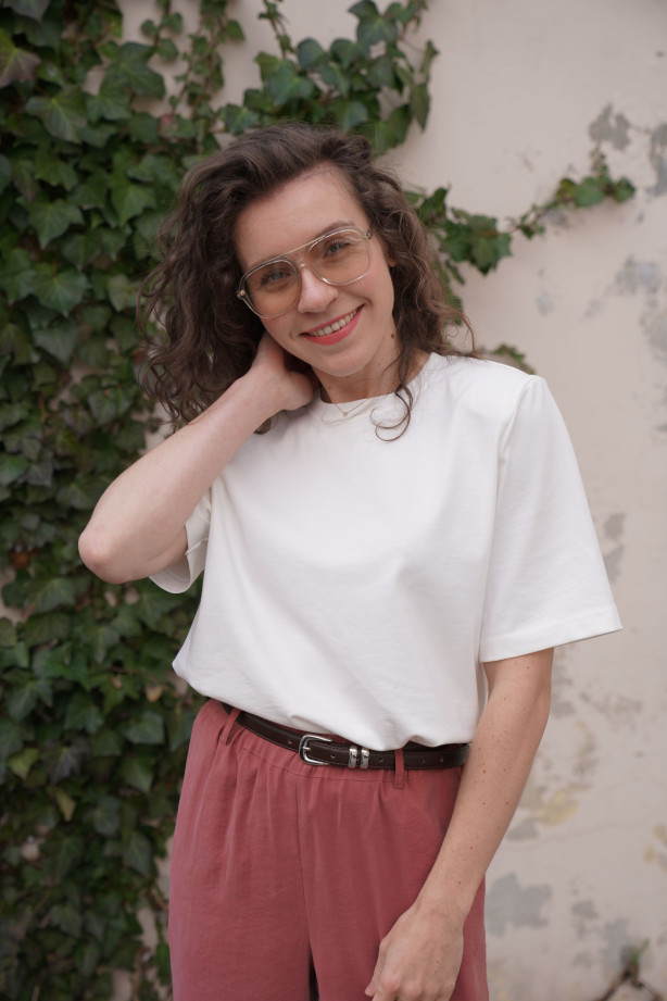 Czekoladowy t-shirt oversize - pudełkowy fason z poduszkami