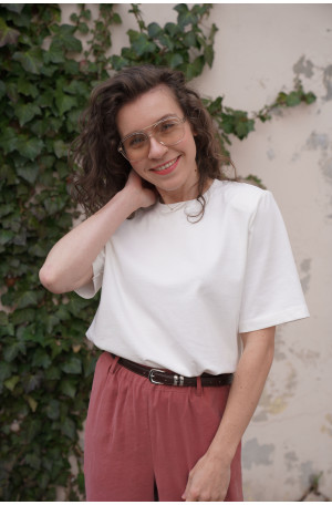 Czekoladowy t-shirt oversize - pudełkowy fason z poduszkami