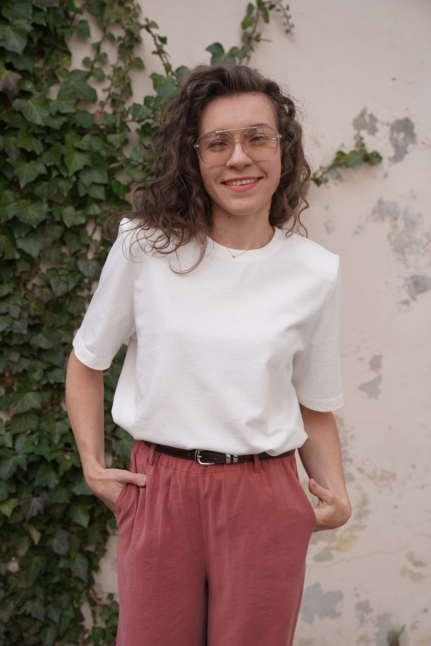 Czekoladowy t-shirt oversize - pudełkowy fason z poduszkami