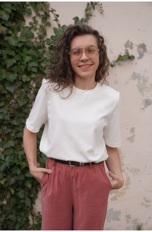 Czekoladowy t-shirt oversize - pudełkowy fason z poduszkami