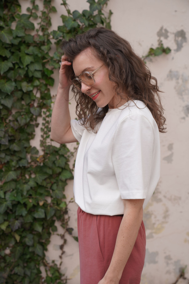 Czekoladowy t-shirt oversize - pudełkowy fason z poduszkami