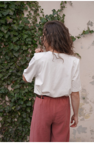 Czekoladowy t-shirt oversize - pudełkowy fason z poduszkami