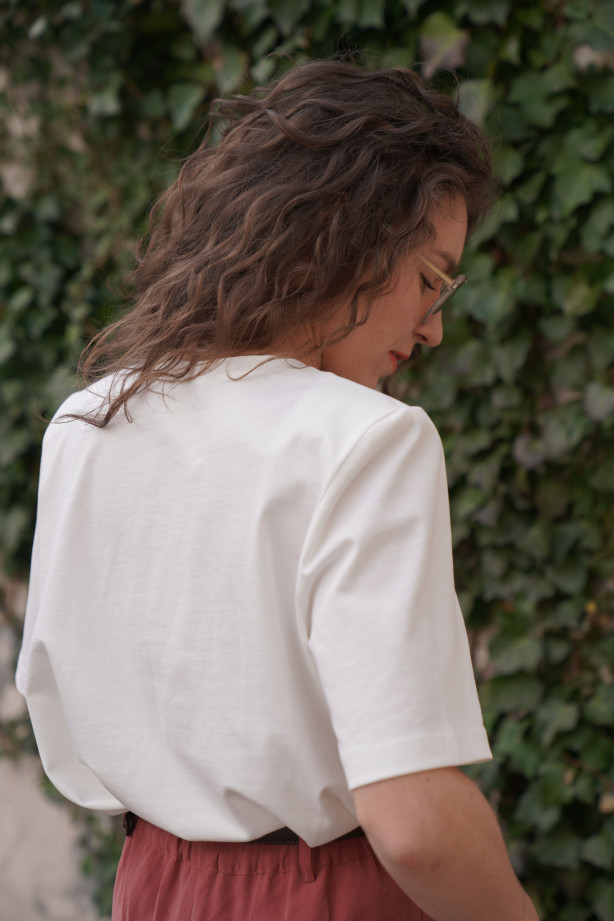 Czekoladowy t-shirt oversize - pudełkowy fason z poduszkami