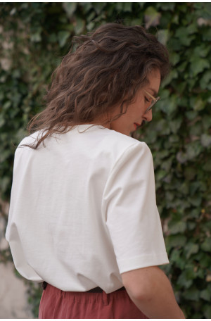 Czekoladowy t-shirt oversize - pudełkowy fason z poduszkami