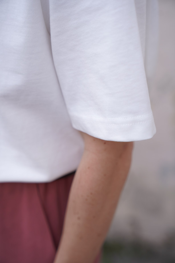 Czekoladowy t-shirt oversize - pudełkowy fason z poduszkami