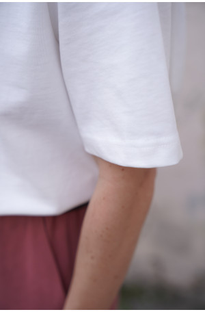 Czekoladowy t-shirt oversize - pudełkowy fason z poduszkami