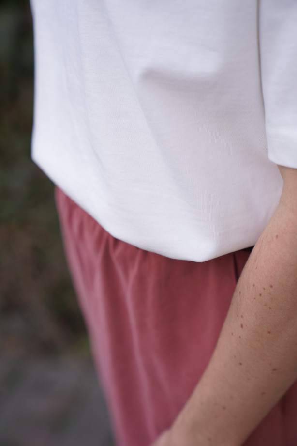 Czekoladowy t-shirt oversize - pudełkowy fason z poduszkami