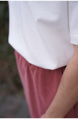 Czekoladowy t-shirt oversize - pudełkowy fason z poduszkami