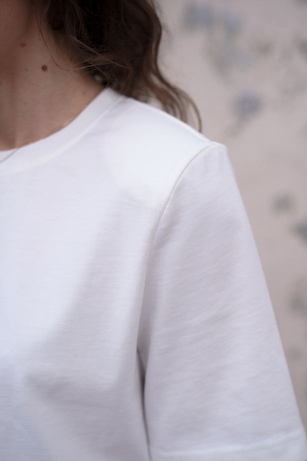 Czekoladowy t-shirt oversize - pudełkowy fason z poduszkami