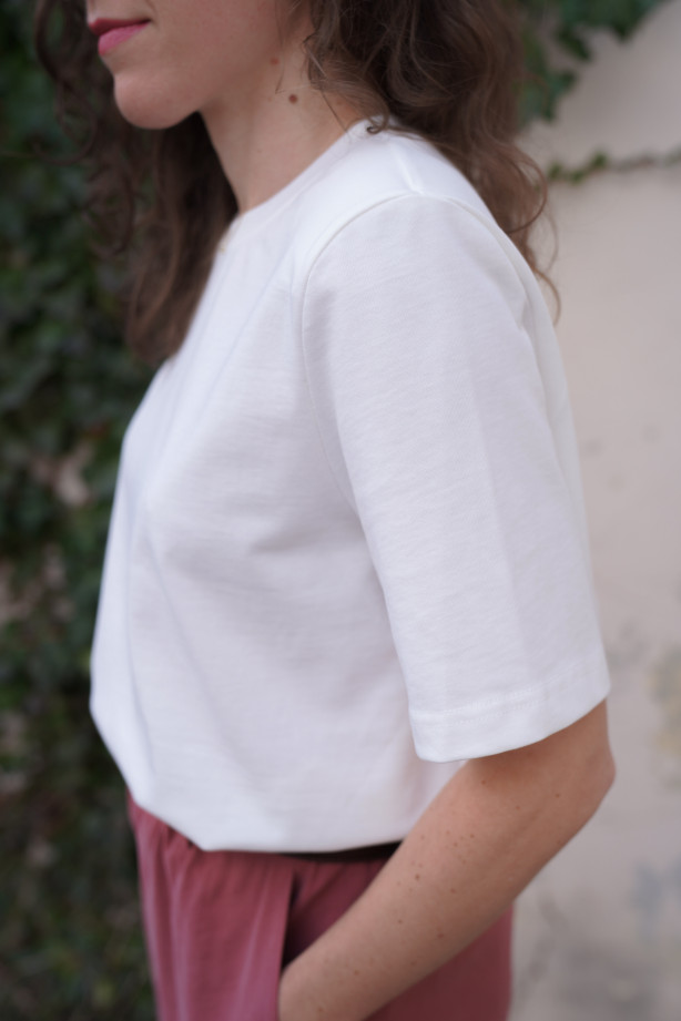 Czekoladowy t-shirt oversize - pudełkowy fason z poduszkami