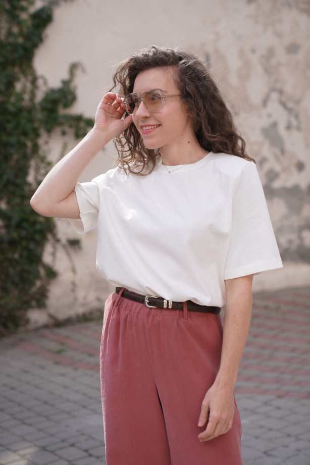 Czekoladowy t-shirt oversize - pudełkowy fason z poduszkami