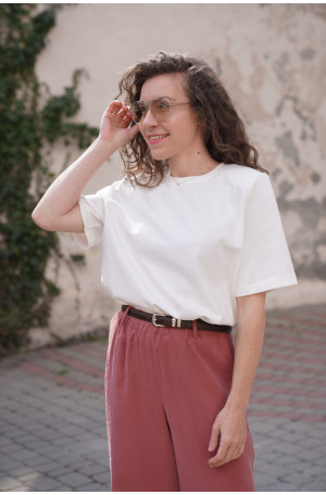 Czekoladowy t-shirt oversize - pudełkowy fason z poduszkami